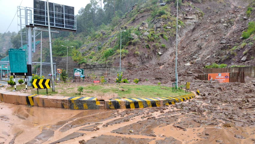 Nh44 landslide near Banihal UdhamPur