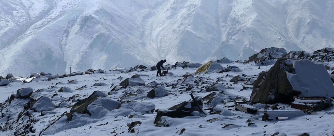 Heavy Snowfall Closes Zojila Pass, Strands 200 Travelers