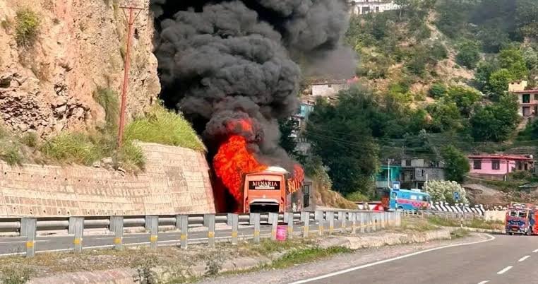 Over 19,000 Perform Darshan at Amarnath Shrine; 47 Pilgrims Survive Miraculously as Bus Catches Fire in Ramban