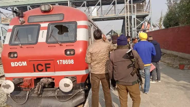 Jammu Tawi-Kolkata Express Attacked Near Samba; Locomotive Windshield Damaged in Suspected Stone-Pelting