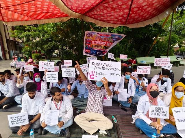 Allied & Healthcare Students Stage Protest Outside GMC Jammu Over Massive Internship Delay