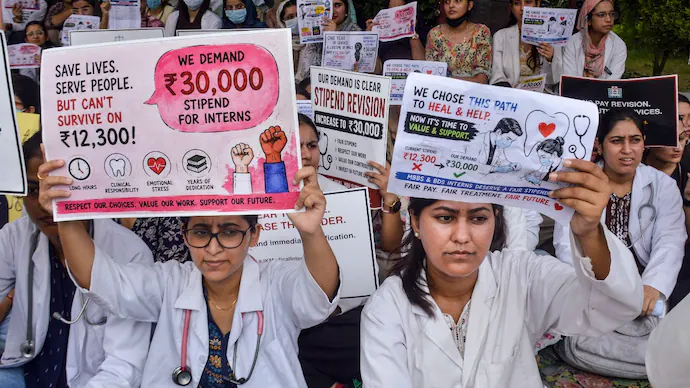 J&K Medical Interns’ Strike Enters Day 7 Amid Alleged Coercion to Resume Duties