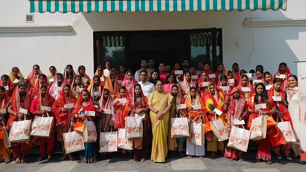Delhi CM Rekha Gupta Hands Over Rs 1 Lakh Each to 51 Newlywed Women on First Karwa Chauth
