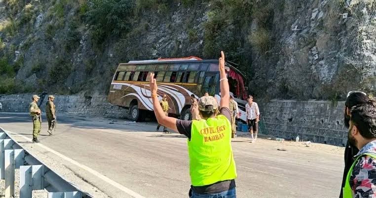 1 Dead, 38 Injured After Passenger Bus Crashes on Jammu-Srinagar Highway in Ramban