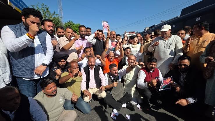 BJP Stages Protest Against Kharge in Jammu, Demands Public Apology