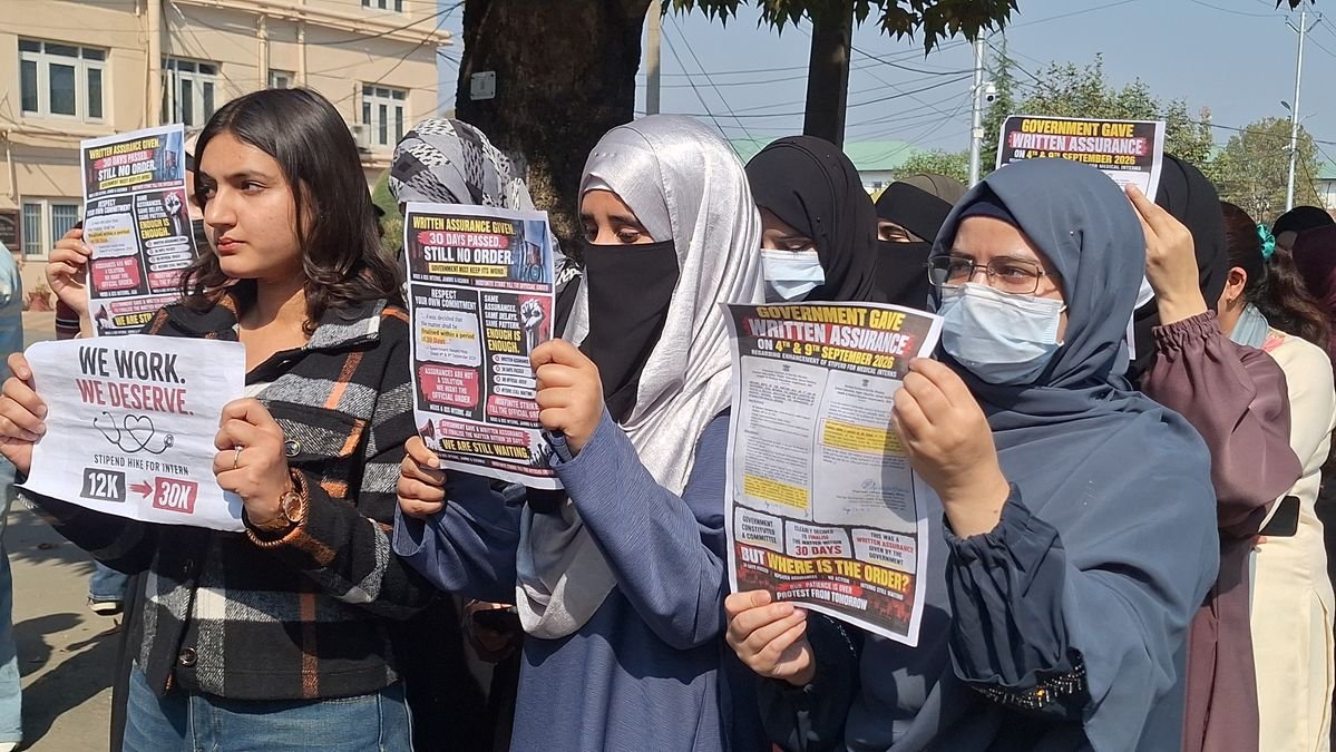 MBBS, BDS Interns Resume Strike and Hold Candle Marches Over Delayed Stipend Hike