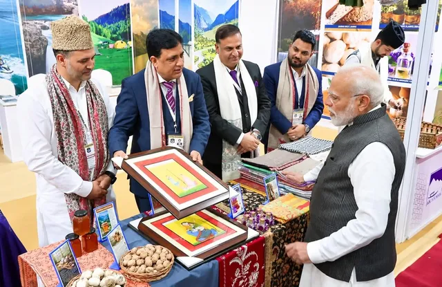 PM Modi Visits J&K Pavilion at Bharat Parv, Takes Keen Interest in Local Products